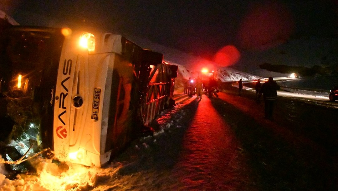 Kars-Erzurum yolunda otobüs devrildi, 4 kişi öldü, 18 kişi yaralandı