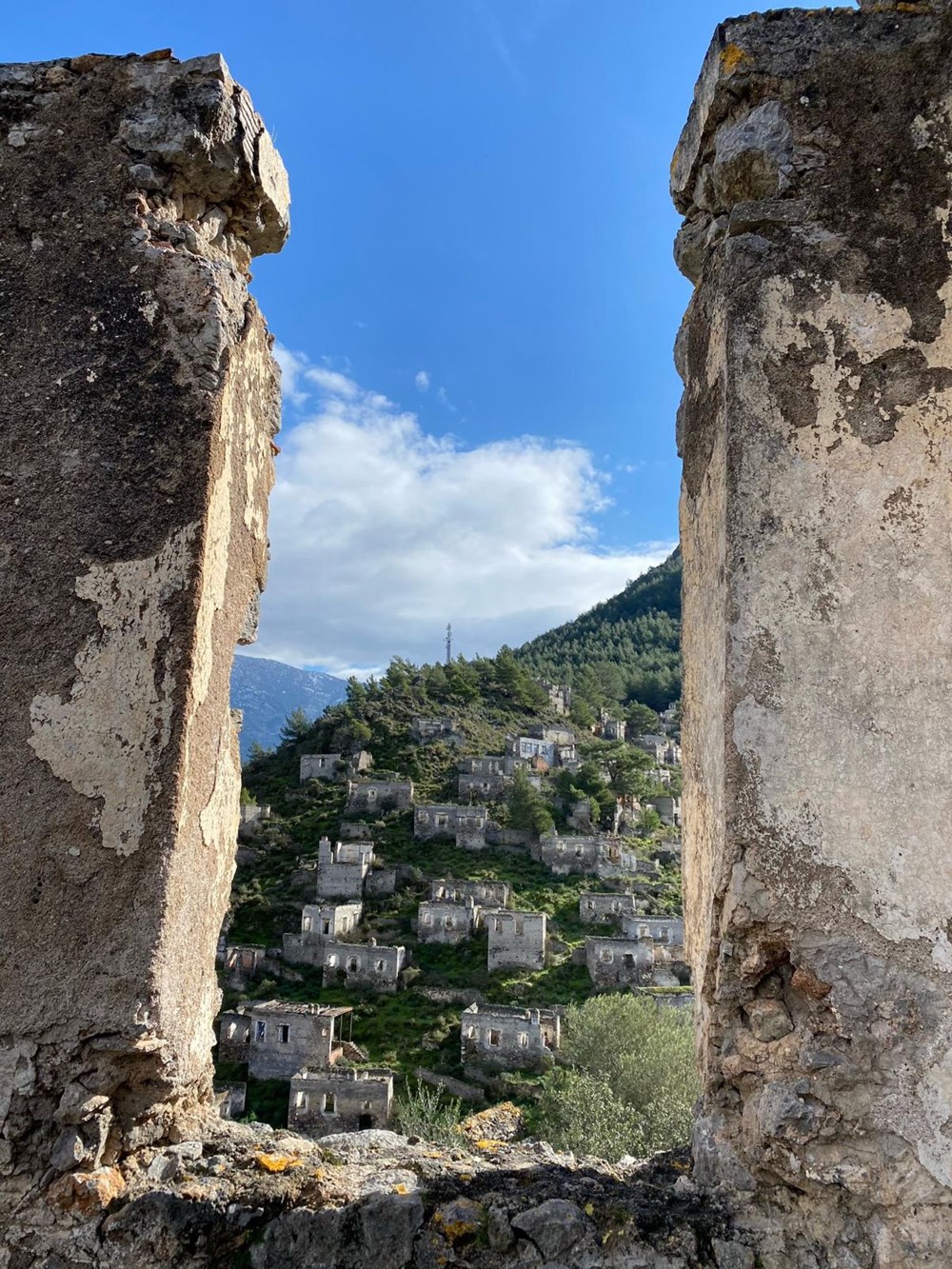 Despite the pandemic, the 'ghost village' is a tourist attraction - 2