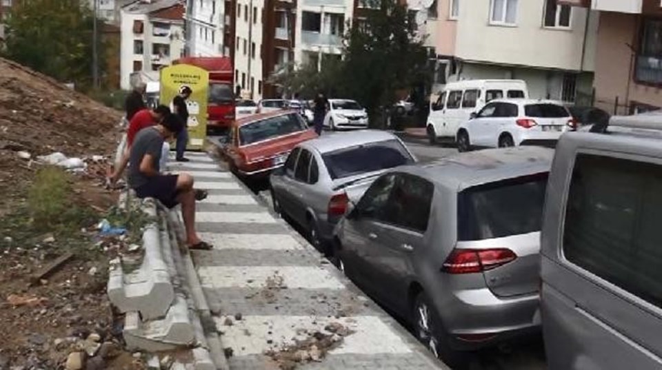 Maltepe'de yol çöktü: 10 araç çukura saplandı - 1
