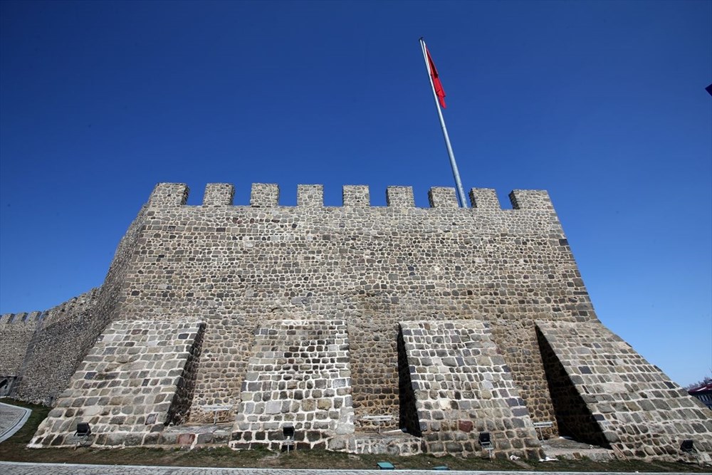 Erzurum yüzlerce yıllık yapılarıyla ziyaretçilerini tarihi yolculuğa çıkarıyor - 12