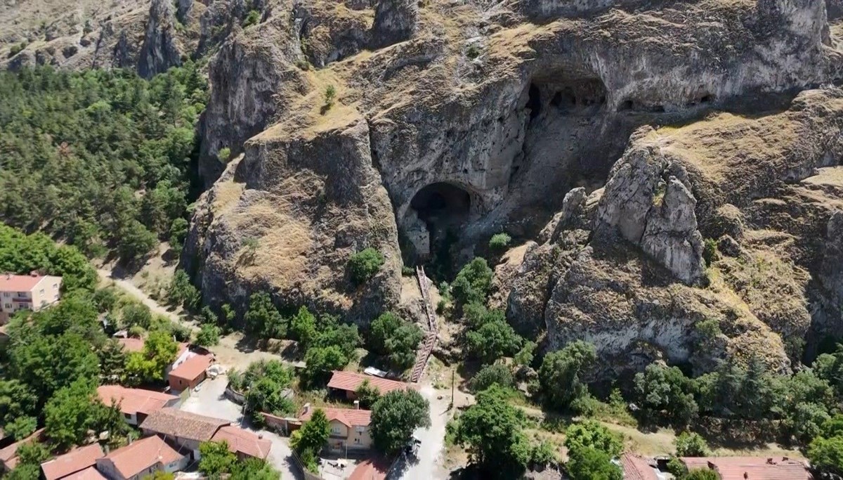 Doğa harikasını görebilmek için yüzlerce basamak çıkıyorlar Doğa harikasını görebilmek için yüzlerce basamak çıkıyorlar