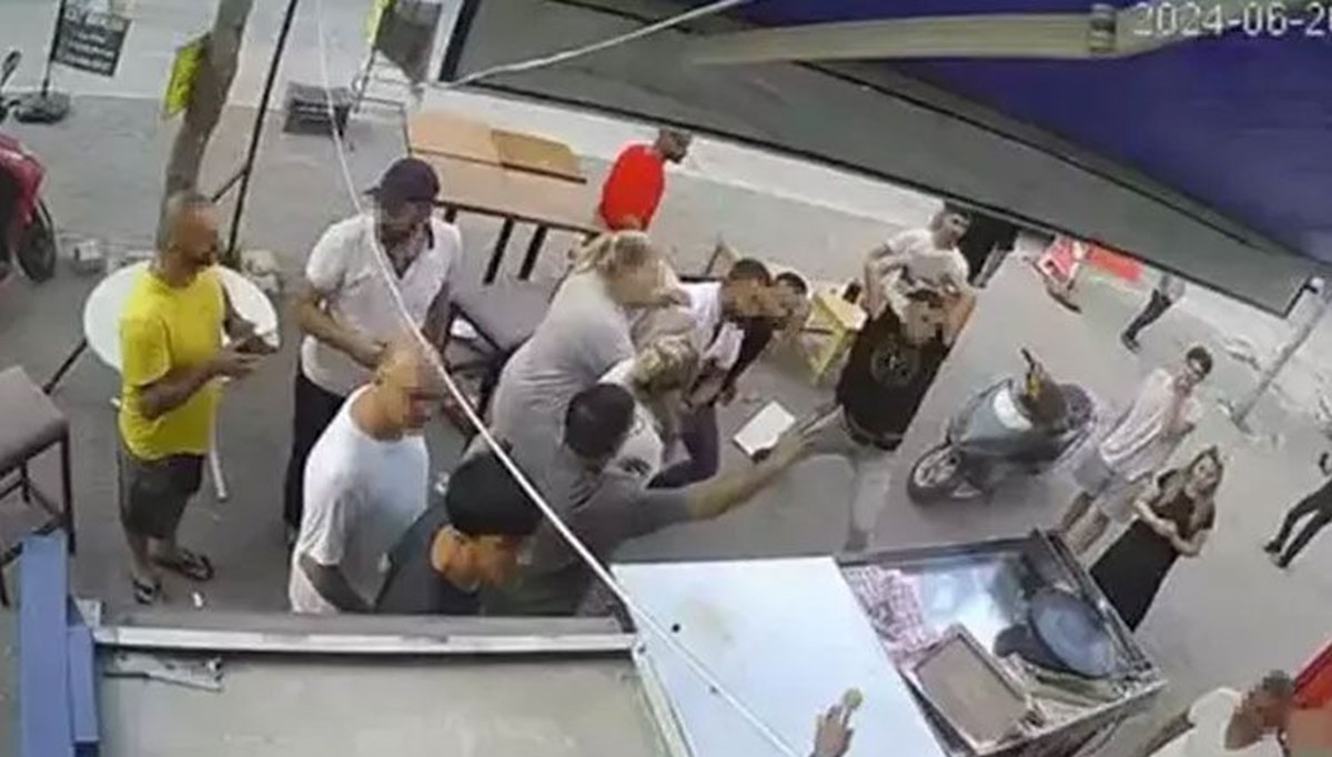 15 kişilik grup dehşet saçtı! Taş ve sopalarla dükkan bastılar, tehdit mesajları ortaya çıktı 15 kişilik grup dehşet saçtı! Taş ve sopalarla dükkan bastılar, tehdit mesajları ortaya çıktı