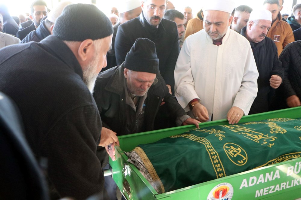 Cinayet Büro Amirliği’ndeki işlemlerinin ardından Çocuk Şube Müdürlüğü’ne götürülen şüpheli M.A., 14 yaşındaki kız kardeşi F.A.’nın Karadağ’ın tacizine uğradığını öne sürdü. Ailenin şikayetiyle başlatılan soruşturmanın ardından olayla ilgili takipsizlik kararı verildiği belirtildi.Şüpheli M.A. emniyetteki işlemlerinin ardından adliyeye sevk edildi.