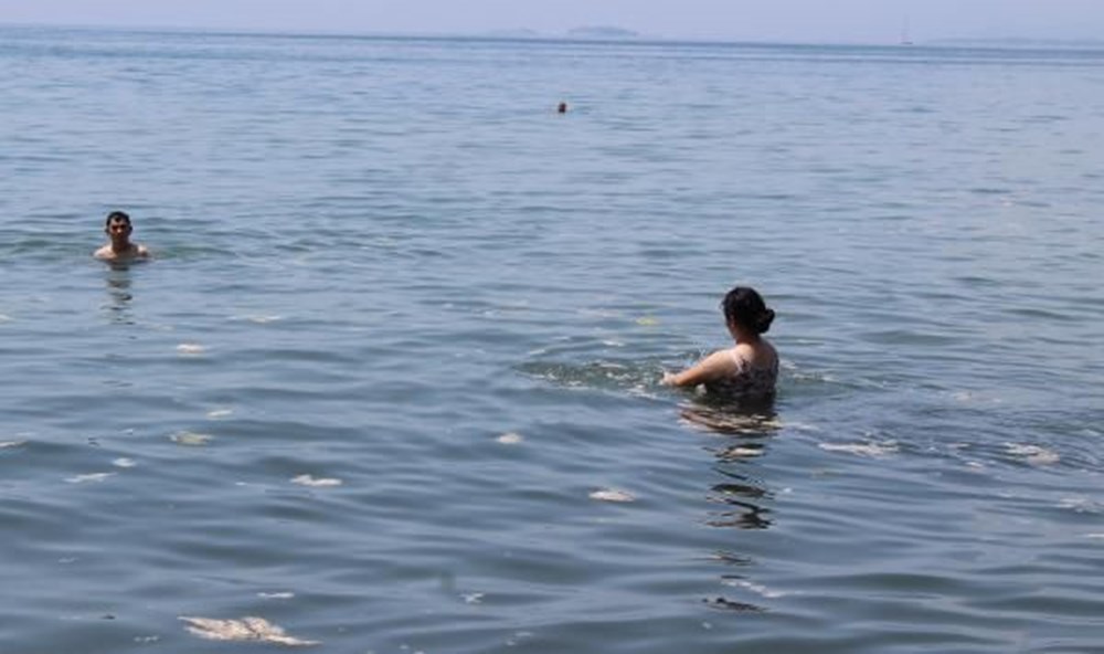 Darıca'da müsilaja rağmen denize girdiler - 10