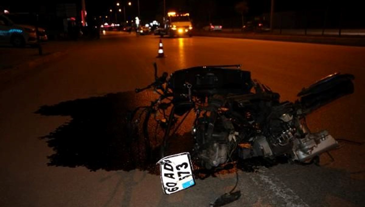 Otomobil motosiklete çarptı: 2 kişi ağır yaralandı Otomobil motosiklete çarptı: 2 kişi ağır yaralandı