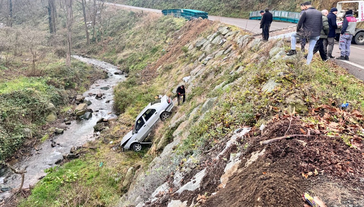 Otomobil dere yatağına uçtu: 4 yaralı Otomobil dere yatağına uçtu: 4 yaralı