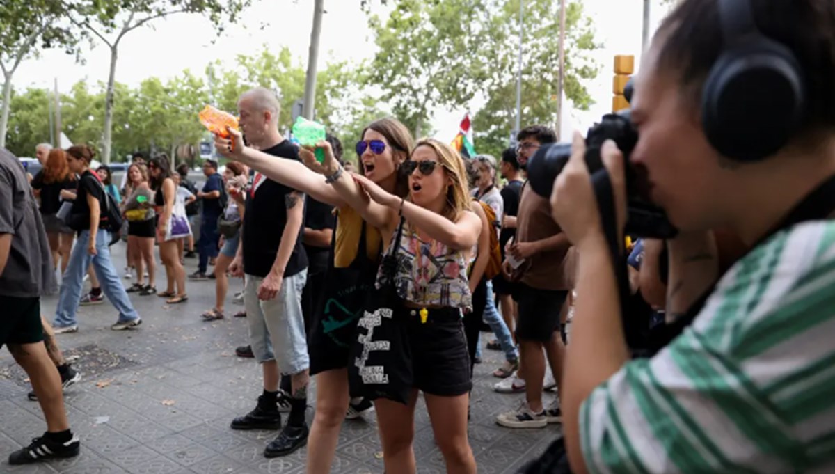 Turist karşıtı eyleme Barcelona Belediyesi'nden tepki: Şehri ziyaret eden insanlara saygı duyulmalı Turist karşıtı eyleme Barcelona Belediyesi'nden tepki: Şehri ziyaret eden insanlara saygı duyulmalı
