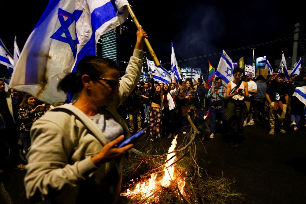 Erteleme kararı protestoları durdurmadı: On binlerce İsrailli sokakta - 7
