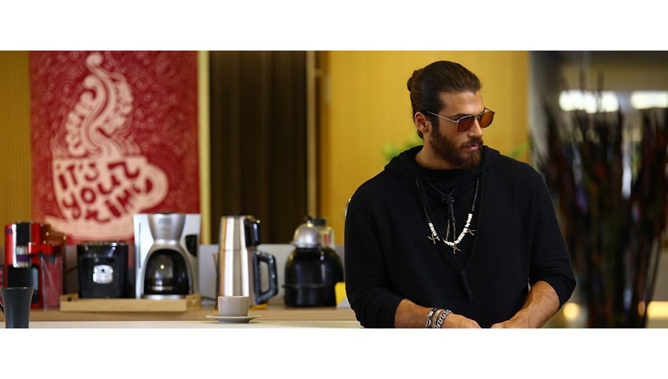 Selen Soyder'e bardak fırlatan Can Yaman'a ceza