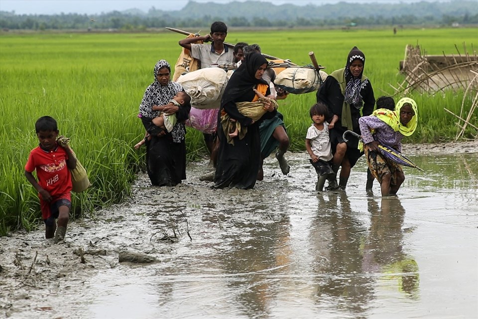 Myanmar'dan en acı fotoğraf karesi (Ana-babasını sepette taşıyan genç) - 3