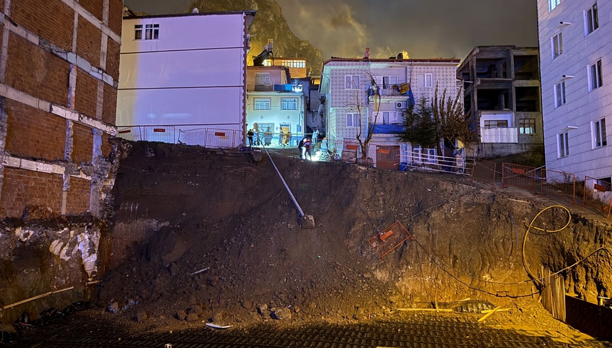 Tokat'ta inşaat alanında toprak kayması: Üç bina tahliye edildi Tokat'ta inşaat alanında toprak kayması: Üç bina tahliye edildi