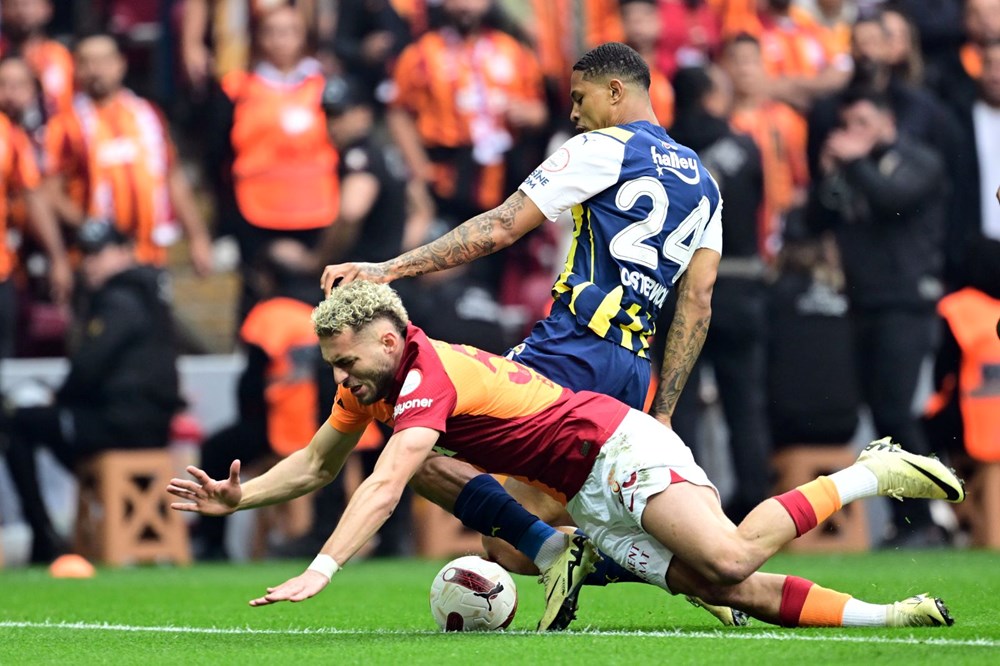 Fenerbahçe, derbide Galatasaray'ı yendi: Süper Lig'de şampiyonluk son haftaya kaldı - 22