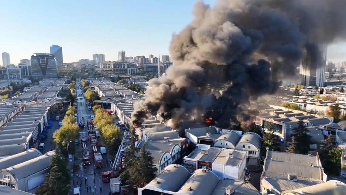 Yangın nedeniyle gökyüzüne siyah dumanlar yükseldi.