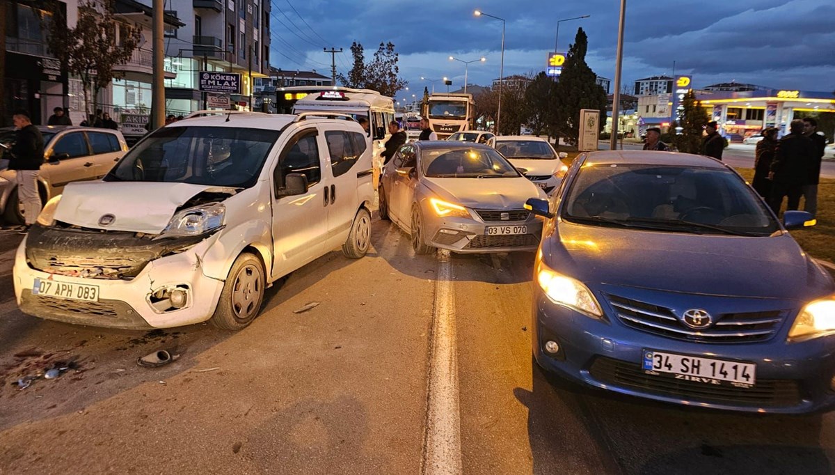 Afyonkarahisar'da zincirleme trafik kazası: 7 yaralı