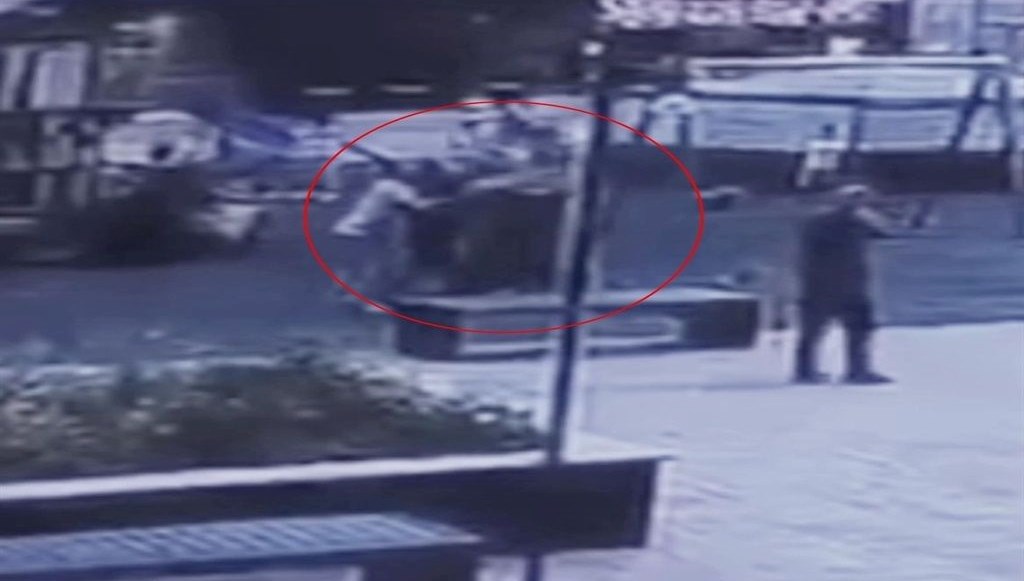 Parktaki çocukları dövmüştü: Cezası belli oldu