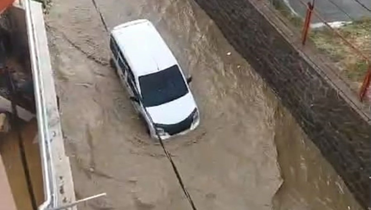 Şırnak'ı sağanak vurdu: Yollar göle döndü