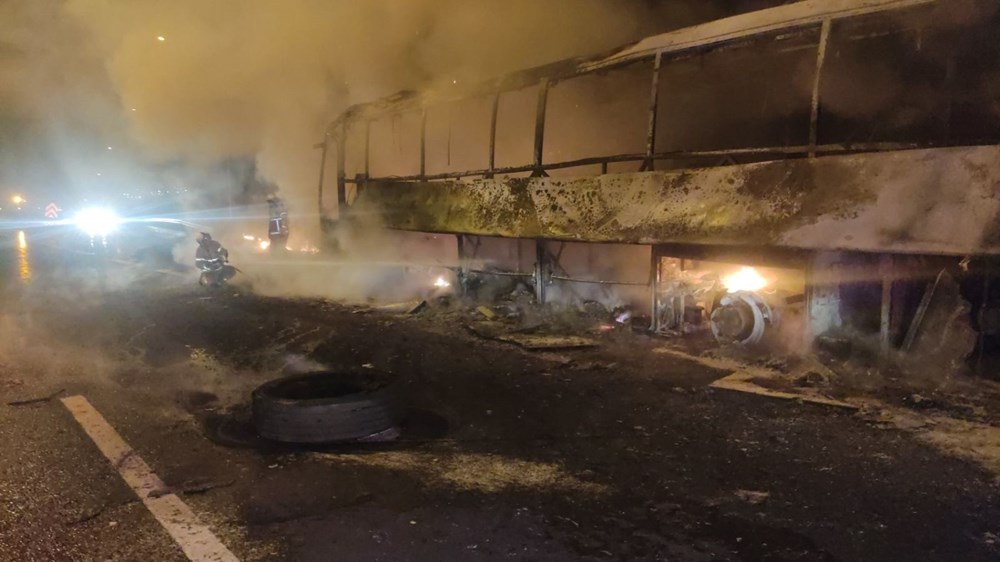 Lastiği patlayan otobüs alev alev yandı, facianın eşiğinden dönüldü - 3
