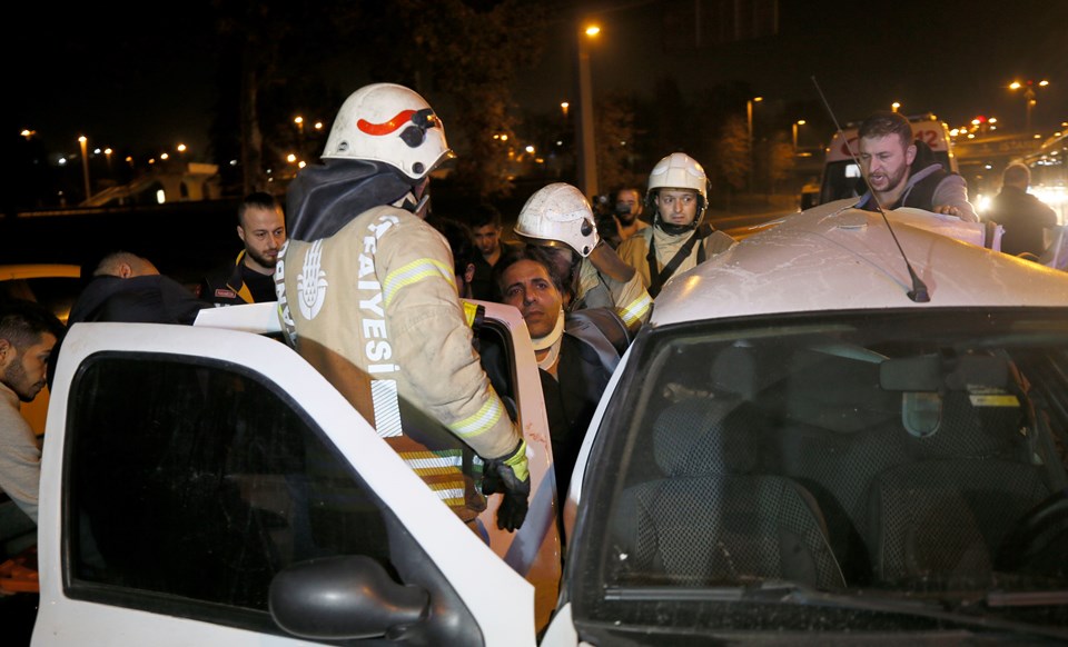 İstanbul'da İETT otobüsü kaza yaptı: 1'i ağır 3 yaralı - 2