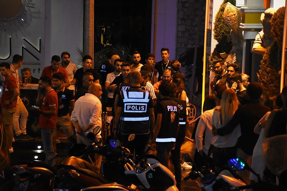 300 polis barlar sokağına girip ünlü mekanları didik didik aradı - 1