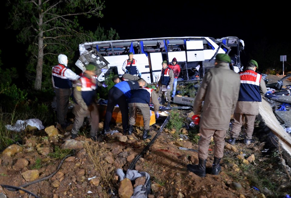 Göçmenleri taşıyan otobüs devrildi: 8 ölü - 1