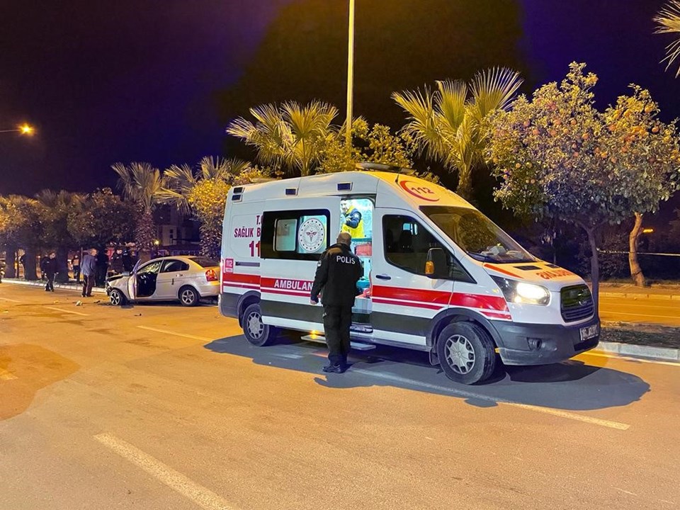 Adana'da feci kaza: Refüjde turunç toplayan kadınlara 2 otomobil çarptı - 3