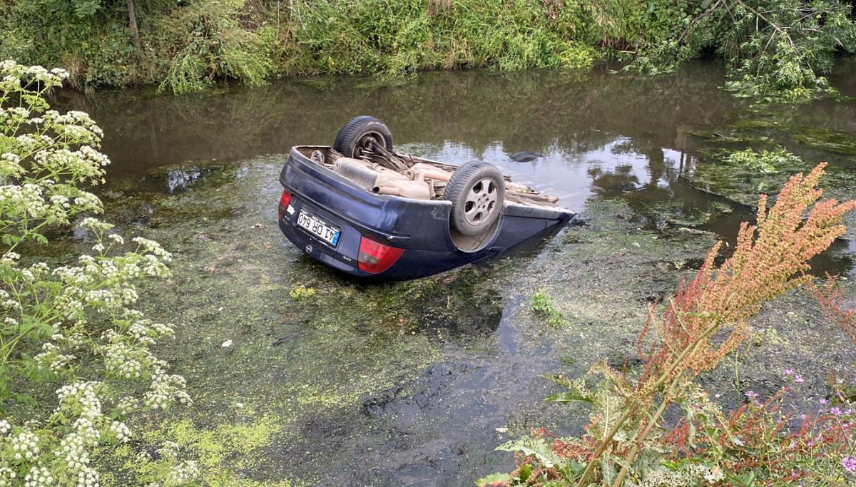 Dereye uçan otomobildeki kadını şantiye çalışanı kurtardı