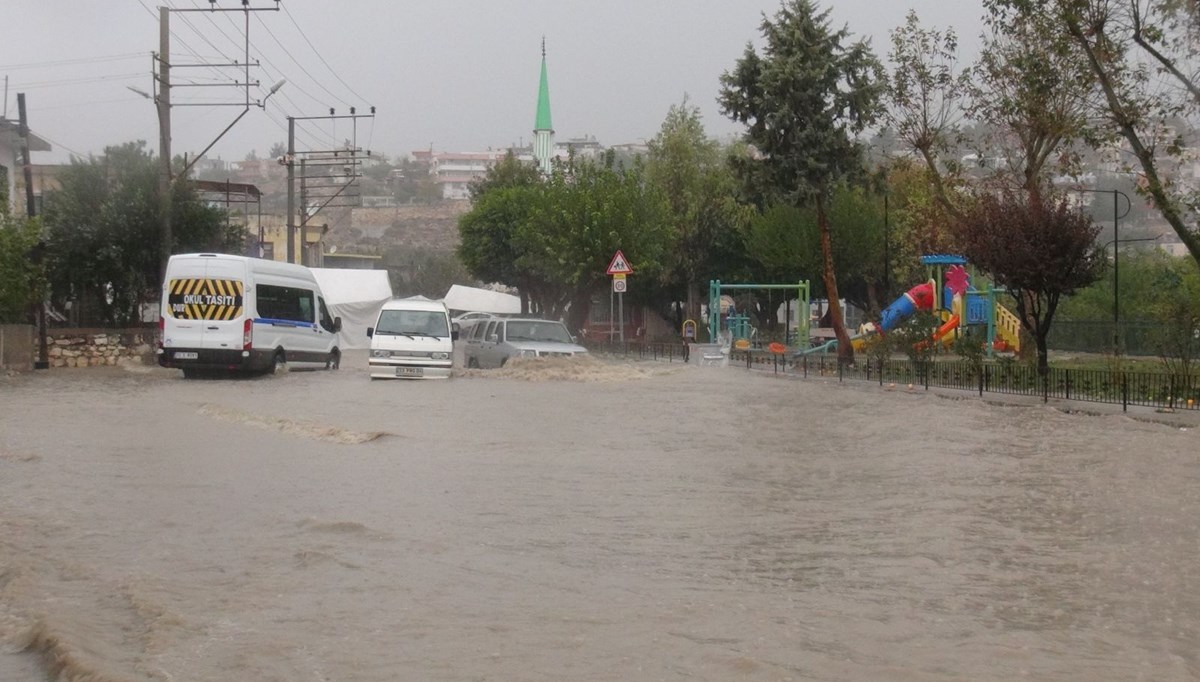 Mersin'de sağanak: Ev ve iş yerleri su altında kaldı