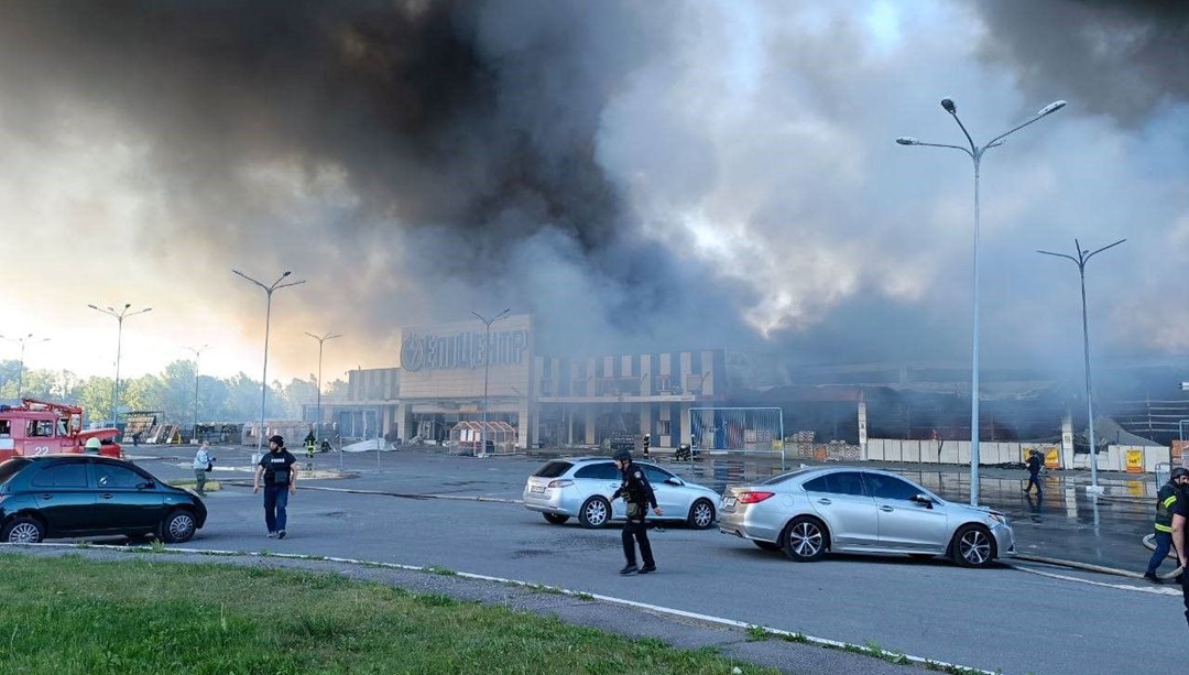 Rusya Ukrayna'da bir hipermarketi vurdu 2 ölü