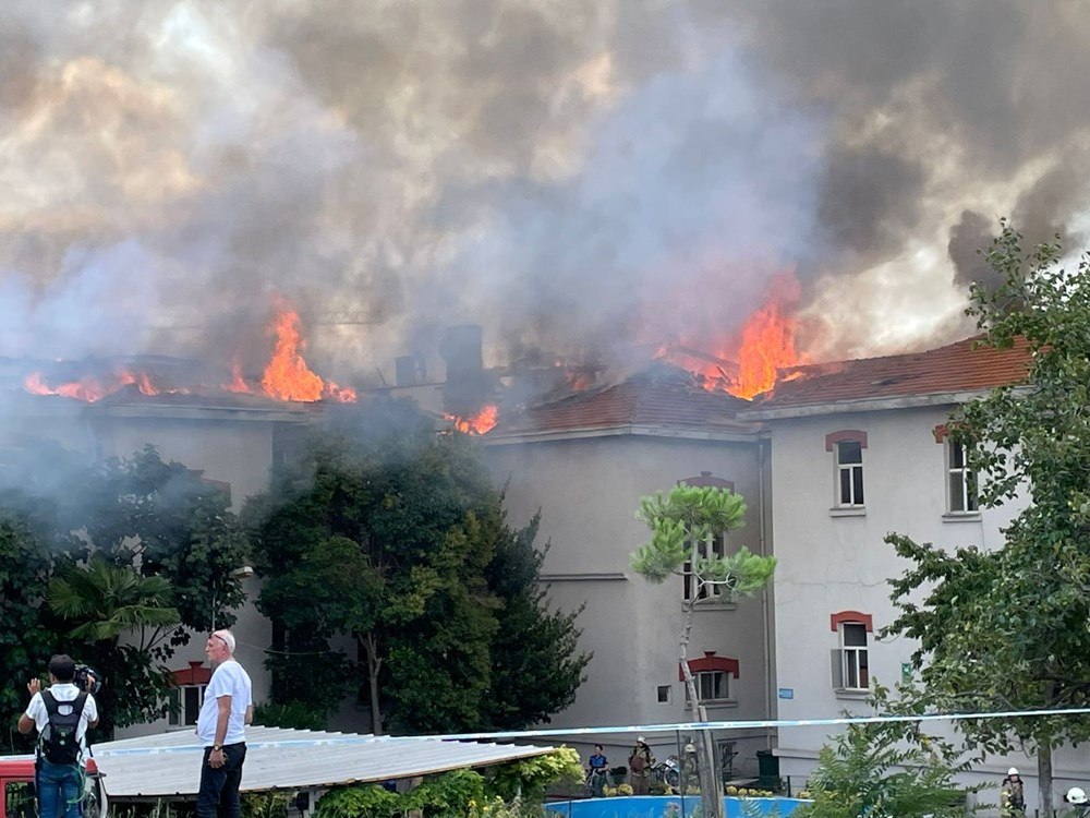 İstanbul Balıklı Rum Hastanesi'nde yangın: Olay yerinden ilk kareler - 9
