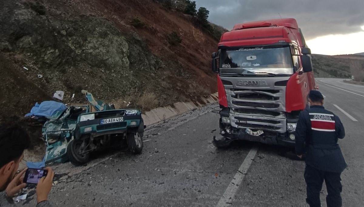 Tokat'ta TIR Ile Otomobil çarpıştı: 2 ölü, 1 Yaralı - Son Dakika ...