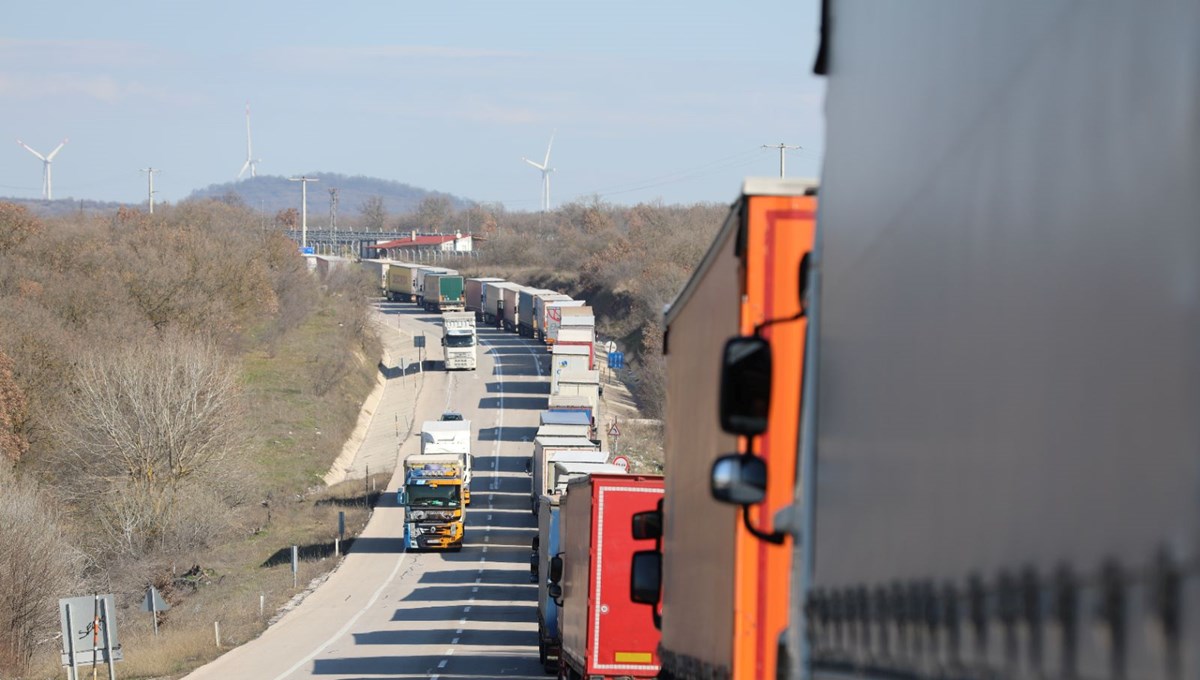 Türkiye’den çıkışta Schengen kuyruğu: TIR şoförleri 24 saattir bekliyor Türkiye’den çıkışta Schengen kuyruğu: TIR şoförleri 24 saattir bekliyor