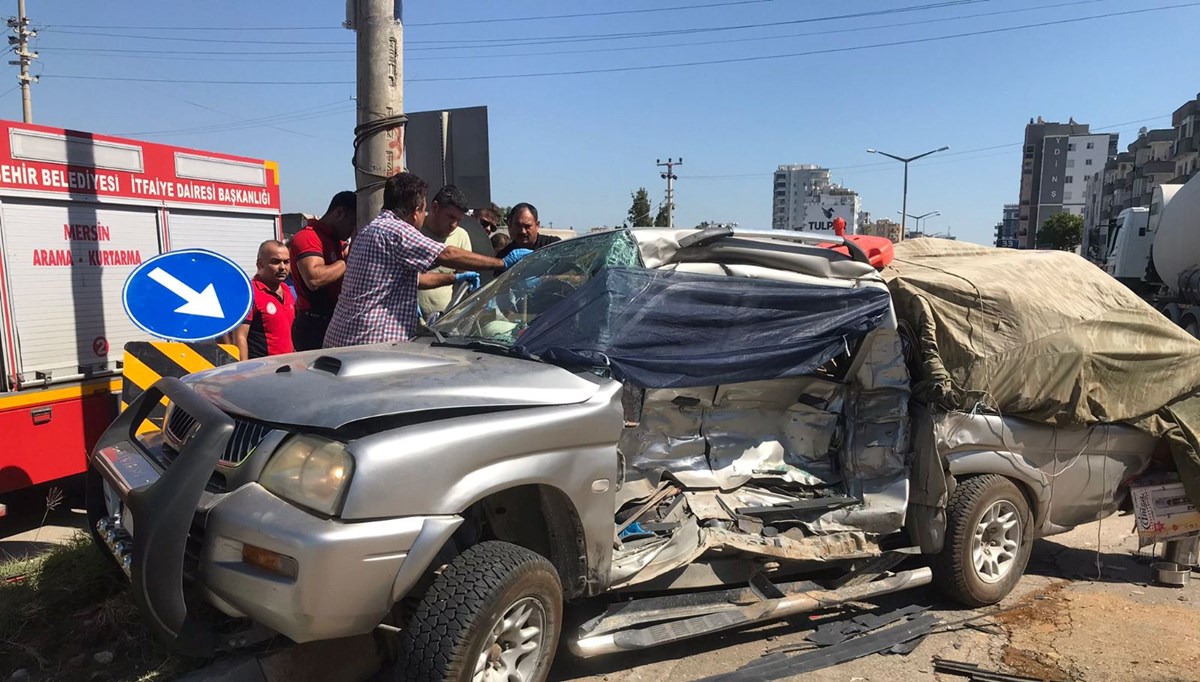 Çöp kamyonu, kavşakta kamyonete çarptı: 4 ölü, 4 yaralı