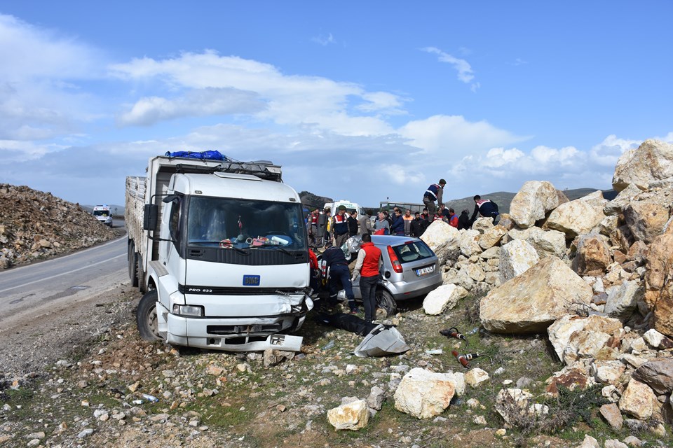 Balıkesir'de kamyon ile otomobil çarpıştı: 2 ölü - 1