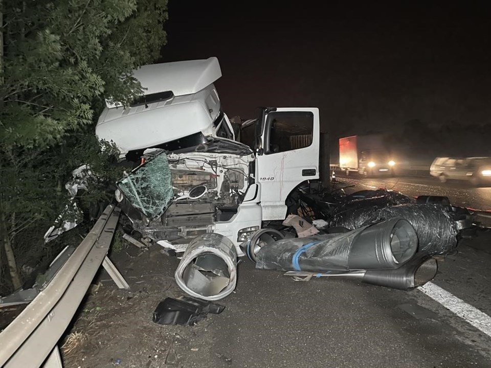 Anadolu Otoyolu'nda feci kaza | İki TIR'ın karıştığı kazada 2 kişi öldü, 1 kişi yaralandı - 1