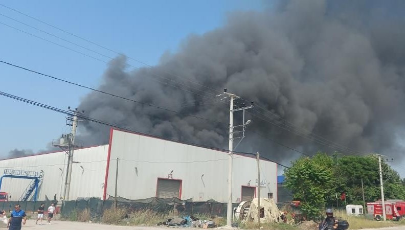 Fabrikada patlama sonrası yangın