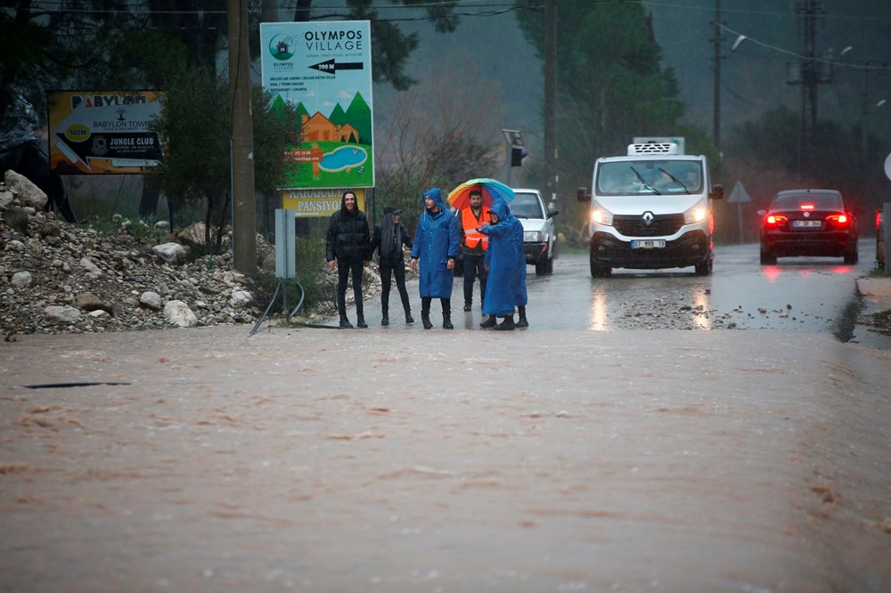 Kırmızı kodla aşırı yağış uyarısı yapılan Antalya'da sağanak etkili oluyor - 20