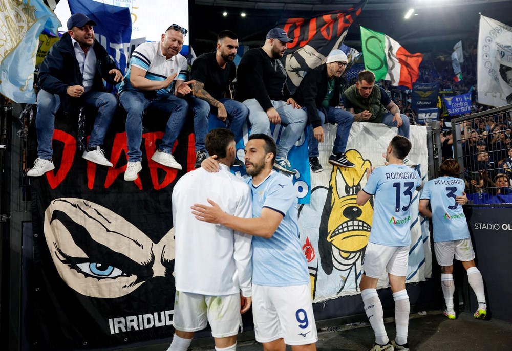 Derbide ortalık savaş alanına döndü 13 polis yaralandı: "Bunlar taraftar değil, suçludur" 77