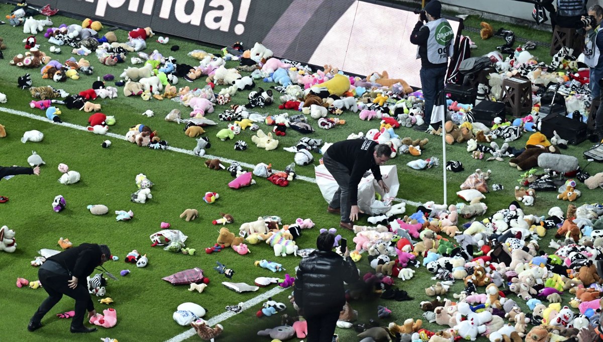 Beşiktaş taraftarı depremzede çocuklar için sahayı oyuncaklarla donattı