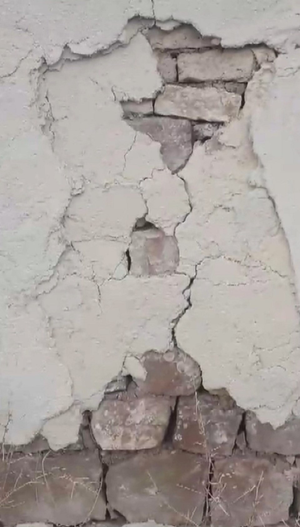 Sivas’taki depremde köydeki evlerin duvarlarında hasar - 1