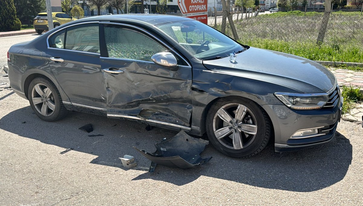 Elazığ'da hafif ticari araç ile otomobil çarpıştı: 7 kişi yaralandı