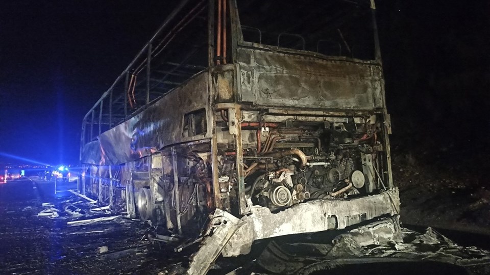 Osmaniye'de seyir halindeki yolcu otobüsü yandı - 1