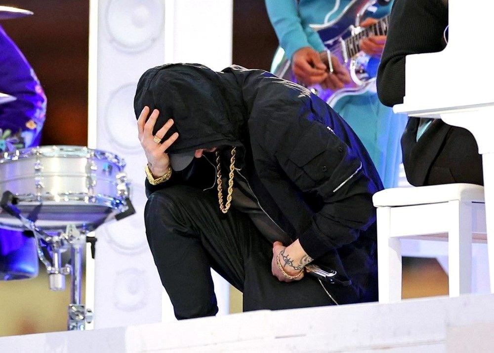 Super Bowl devre arası şovunda diz çöken Eminem'e NFL'den yanıt - 3