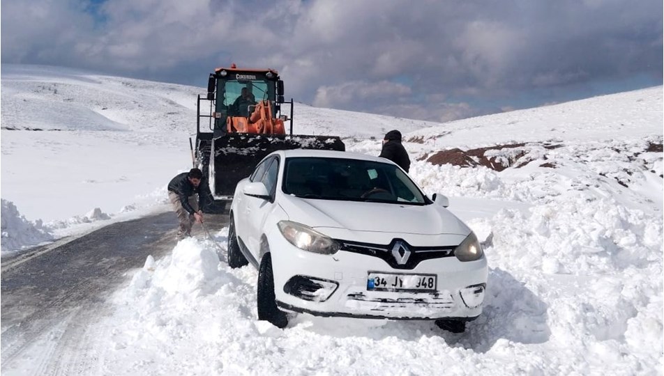 Muş'ta kar yolları kesti: Mahsur kalan 60 kişi kurtarıldı
