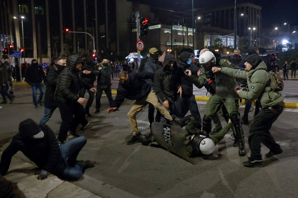 Yunanistan'da tren kazası sonrası tansiyon yüksek: Polis ve göstericiler arasında çatışma - 4