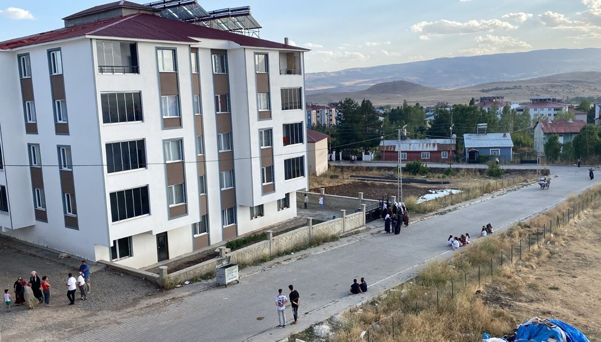 Küçük çocuk 4. kattan düştü Küçük çocuk 4. kattan düştü