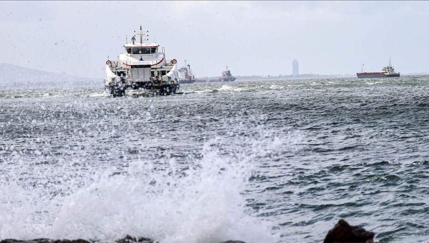 İzmir'de şiddetli rüzgar seferleri iptal edildi