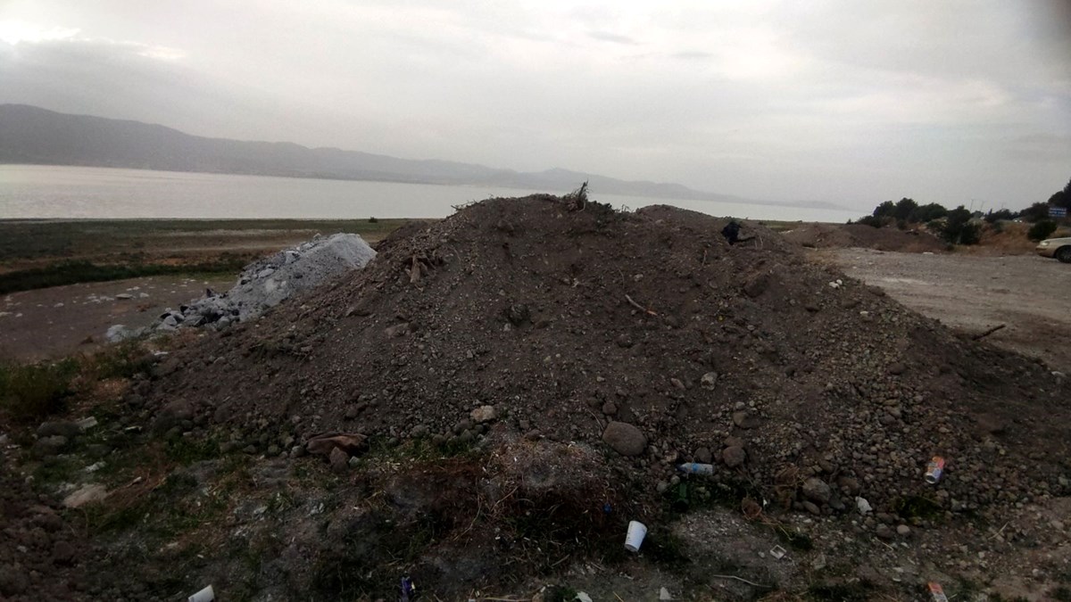 Önce Salda şimdi de Burdur Gölü: Hafriyat ve atık döküldü