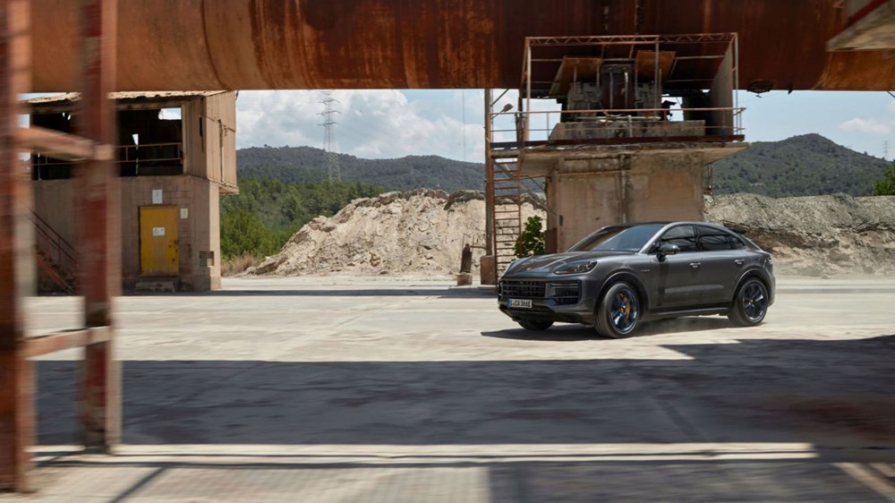 Porsche, tüm zamanların en güçlü Cayenne'ini sundu - 8