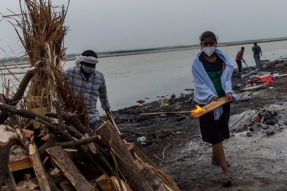 Hindistan’da Covid-19’dan öldüğü şüphenilen 71 kişinin cansız bedeni Ganj Nehri kıyılarına vurdu - 5