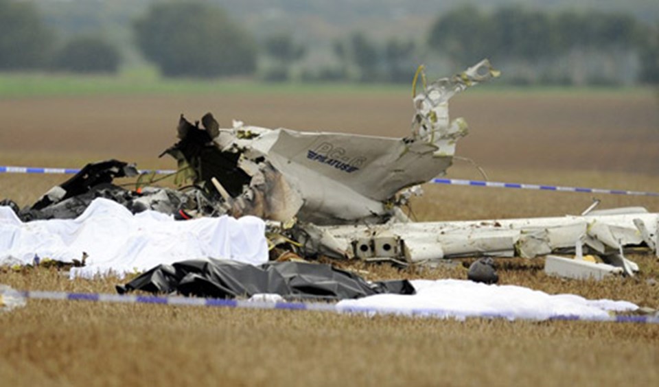 Paraşütçüleri taşıyan uçak düştü: 11 ölü - 2